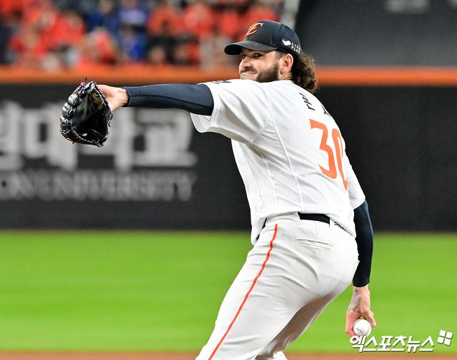 24일 오후 대전 한화생명 볼파크에서 열린 '2025 신한 SOL Bank KBO 포스트시즌' 삼성 라이온즈와 한화 이글스의 플레이오프 5차전 경기, 1회초 한화 선발투수 폰세가 공을 힘차게 던지고 있다. 대전, 김한준 기자