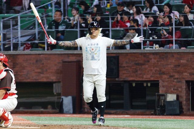 24일 오후 인천SSG랜더스필드에서 열린 SSG 랜더스 구단 행사 랜더스페셜 매치 - 섬곤전, 한유섬 팀 노경은이 퍼포먼스를 선보이고 있다. SSG 랜더스