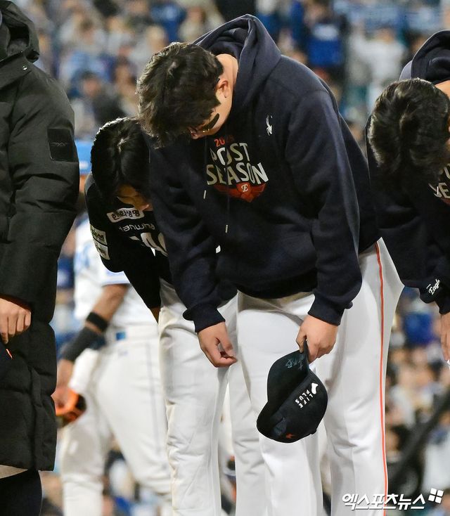 한화 이글스 투수 김서현이 지난 22일 삼성 라이온즈와의 플레이오프 4차전에서 삼성 라이온즈 김영웅에게 동점 3점 홈런을 맞고 이게 빌미가 돼 팀이 역전패한 뒤 힘 없이 팬들에게 인사하고 있다. 한화 사령탑 김경문 감독은 당초 의견을 철회해 24일 플레이오프 5차전에선 김서현 쉬게 하고 외인 투수 둘로 경기를 운영하겠다고 밝혔다. 사진 엑스포츠뉴스 DB