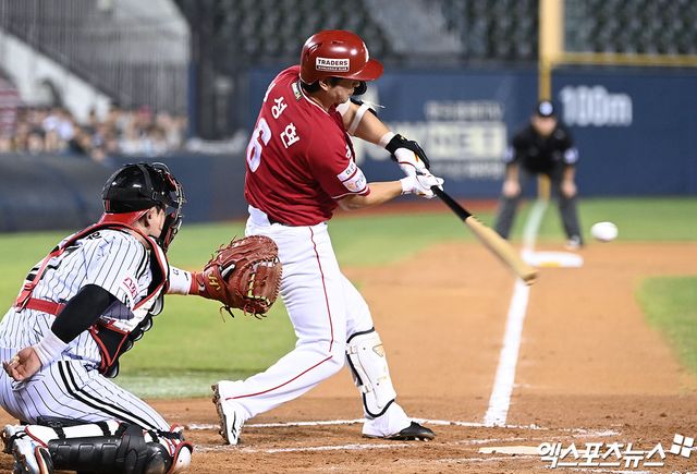 SSG 랜더스가 베테랑 내야수 김성현은 2026시즌 플레잉코치로 선임했다. SSG는 구단 문화와 방향성을 잘 이해하고 있는 김성현이 청라돔 시대를 이끌어갈 핵심 선수들에게 강팀 DNA를 전수해줄 적임자라고 판단했다. 또한 김성현이 선수 시절 쌓은 풍부한 경험과 리더십을 바탕으로 팀 성장에 큰 힘이 될 것으로 기대하고 있다. 엑스포츠뉴스 DB
