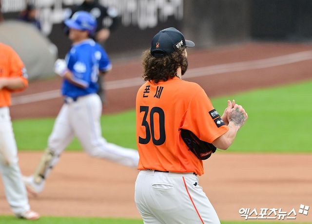 18일 오후 대전 한화생명 볼파크에서 열린 '2025 신한 SOL Bank KBO 포스트시즌' 삼성 라이온즈와 한화 이글스의 플레이오프 1차전 경기, 4회초 한화 폰세가 삼성 김태훈에게 솔로 홈런을 허용한 후 아쉬워하고 있다. 엑스포츠뉴스DB