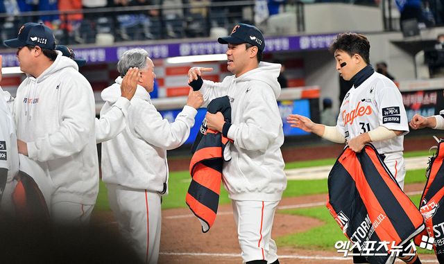 김경문 감독이 이끄는 한화 이글스가 24일 대전 한화생명 볼파크에서 열린 삼성 라이온즈와의 2025 신한 SOL Bank KBO 포스트시즌 플레이오프(5전 3선승제) 5차전에서 11-2 대승을 거두고 한국시리즈 진출에 성공했다. 사진 김한준 기자