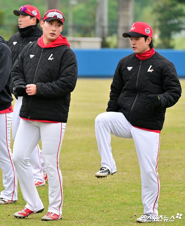 SSG 랜더스가 베테랑 내야수 김성현은 2026시즌 플레잉코치로 선임했다. SSG는 구단 문화와 방향성을 잘 이해하고 있는 김성현이 청라돔 시대를 이끌어갈 핵심 선수들에게 강팀 DNA를 전수해줄 적임자라고 판단했다. 또한 김성현이 선수 시절 쌓은 풍부한 경험과 리더십을 바탕으로 팀 성장에 큰 힘이 될 것으로 기대하고 있다. 엑스포츠뉴스 DB