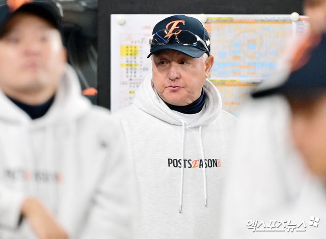 김경문 감독이 이끄는 한화 이글스가 24일 대전 한화생명 볼파크에서 열린 삼성 라이온즈와의 2025 신한 SOL Bank KBO 포스트시즌 플레이오프(5전 3선승제) 5차전에서 11-2 대승을 거두고 한국시리즈 진출에 성공했다. 사진 김한준 기자