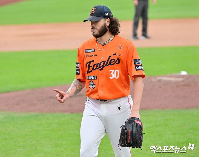 한화는 24일 대전 한화생명볼파크에서 삼성 라이온즈와 2025 신한 SOL 뱅크 KBO 플레이오프 5차전을 치른다.&nbsp;한화는 삼성과 플레이오프 시리즈 전적 2승 2패로 균형을 이뤘다. 한화는 지난 21일 대구로 이동해 치른 3차전에서 문동주의 4이닝 무실점 구원승으로 5-4 승리를 거뒀다.&nbsp;22일 대구 4차전에선 4-7로 역전패했다. 한화는 5차전에서 손아섭(지명타자)~루이스 리베라토(중견수)~문현빈(좌익수)~노시환(3루수)~채은성(1루수)~하주석(2루수)~김태연(우익수)~최재훈(포수)~심우준(유격수)으로 이어지는 선발 타순을 앞세운다. 미출전 선수는 투수 류현진과 정우주로, 문동주는 일단 출전 가능 명단에 들어갔다. 엑스포츠뉴스DB &nbsp;