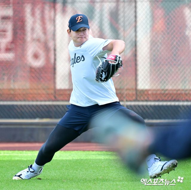  24일 오후 대전 한화생명 볼파크에서 열리는 '2025 신한 SOL Bank KBO 포스트시즌' 삼성 라이온즈와 한화 이글스의 플레이오프 5차전 경기, 한화 김서현이 캐치볼을 하고 있다. 대전, 김한준 기자