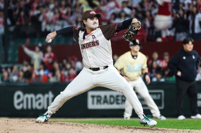 24일 오후 인천SSG랜더스필드에서 열린 SSG 랜더스 구단 행사 랜더스페셜 매치 - 섬곤전, 오태곤 팀 고명준이 공을 힘차게 던지고 있다. SSG 랜더스