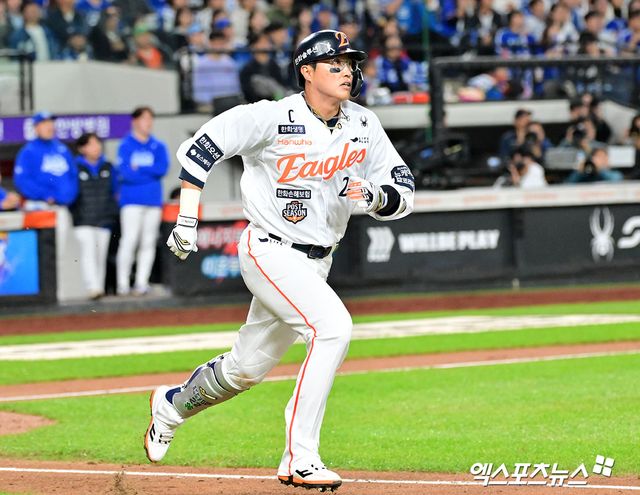  24일 오후 대전 한화생명 볼파크에서 열린 '2025 신한 SOL Bank KBO 포스트시즌' 삼성 라이온즈와 한화 이글스의 플레이오프 5차전 경기, 3회말 1사 1,3루 한화 채은성이 1타점 2루타를 날리고 있다. 대전, 김한준 기자