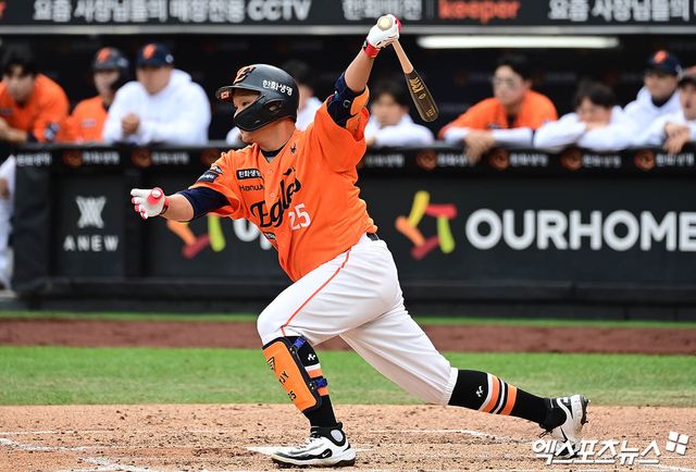 한화는 24일 대전 한화생명볼파크에서 삼성 라이온즈와 2025 신한 SOL 뱅크 KBO 플레이오프 5차전을 치른다.&nbsp;한화는 삼성과 플레이오프 시리즈 전적 2승 2패로 균형을 이뤘다. 한화는 지난 21일 대구로 이동해 치른 3차전에서 문동주의 4이닝 무실점 구원승으로 5-4 승리를 거뒀다.&nbsp;22일 대구 4차전에선 4-7로 역전패했다. 한화는 5차전에서 손아섭(지명타자)~루이스 리베라토(중견수)~문현빈(좌익수)~노시환(3루수)~채은성(1루수)~하주석(2루수)~김태연(우익수)~최재훈(포수)~심우준(유격수)으로 이어지는 선발 타순을 앞세운다. 미출전 선수는 투수 류현진과 정우주로, 문동주는 일단 출전 가능 명단에 들어갔다. 엑스포츠뉴스DB &nbsp;