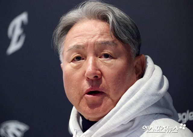 김경문 한화 이글스 감독이 생애 첫 포스트시즌에서 괴력투를 선보이고 있는 우완 파이어볼러 문동주를 플레이오프 5차전에서는 아끼겠다는 뜻을 밝혔다. 원투펀치 코디 폰세, 라이언 와이스의 동시 출격 가능성을 언급했다. 김경문 감독은 24일 대전 플레이오프 5차전 삼성 라이온즈와의 홈 경기에 앞서 문동주 불펜 대기 가능성에 대한 질문을 받은 뒤 '오늘 게임은 외국인 투수 2명으로 끝낼 생각이다. 문동주는 올해로 야구가 다 끝나는 게 아니다'라고 말했다. 이날 한화 미출전 명단에 류현진, 정우주가 포함되면서 문동주 등판 가능성이 있는 것 아니냐는 의견이 나왔으나 김 감독은 쐐기를 박았다. 대전, 김한준 기자