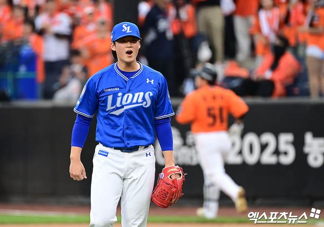 19일 오후 대전한화생명볼파크에서 열린 '2025 신한 SOL Bank KBO 포스트시즌' 삼성 라이온즈와 한화 이글스의 플레이오프 2차전 경기, 8회말 1사 1루 삼성 투수 이호성이 한화 문현빈을 병살타로 잡아내며 이닝을 마친 뒤 기뻐하며 더그아웃으로 향하고 있다. 엑스포츠뉴스 DB