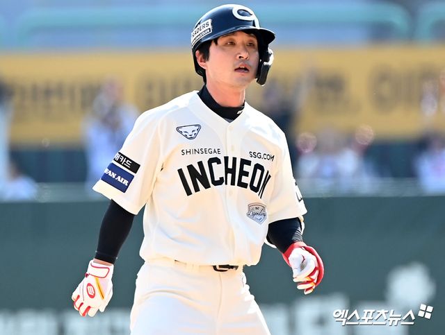 SSG 랜더스가 베테랑 내야수 김성현은 2026시즌 플레잉코치로 선임했다. SSG는 구단 문화와 방향성을 잘 이해하고 있는 김성현이 청라돔 시대를 이끌어갈 핵심 선수들에게 강팀 DNA를 전수해줄 적임자라고 판단했다. 또한 김성현이 선수 시절 쌓은 풍부한 경험과 리더십을 바탕으로 팀 성장에 큰 힘이 될 것으로 기대하고 있다. 엑스포츠뉴스 DB