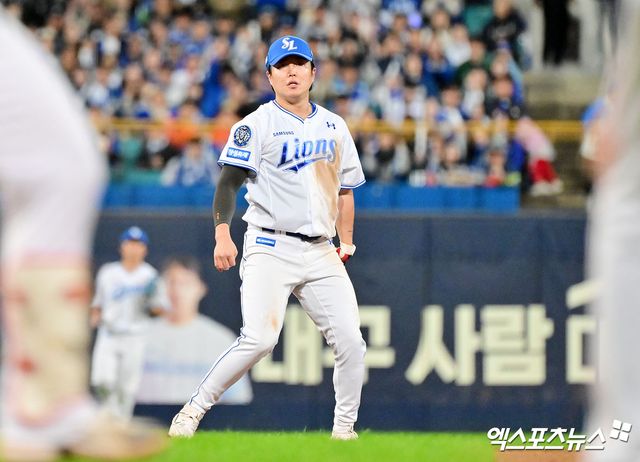 21일 오후 대구삼성라이온즈파크에서 열린 '2025 신한 SOL Bank KBO 포스트시즌' 한화 이글스와 삼성 라이온즈의 플레이오프 3차전 경기, 4회초 무사 1루 삼성 류지혁이 한화 노시환의 내야땅볼때 문현빈을 포스아웃 시킨 후 1루로 송구하고 있다. 엑스포츠뉴스DB