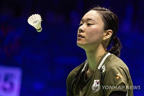 배드민턴 여자단식 김가은(삼성생명·세계 19위)은 24일(한국시간) 프랑스 렌 외곽도시 세송-세비네에서 열린 2025 세계배드민턴연맹(BWF) 월드 투어 프랑스 오픈(슈퍼 750)에서 8강전에서 왕즈이(중국·세계 2위)에게 게임스코어 0-2(20-22 18-21)로 패했다. 이날 신장 172cm 김가은은 자신의 장점이 높이를 살려 높은 곳에서 떨어지는 대각 스매싱을 적극 활용해 왕즈이를 강하게 압박했지만 치열한 접전 끝에 패하면서 왕즈이에게 준결승 진출 티켓을 내줬다. 연합뉴스