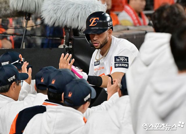 24일 오후 대전 한화생명 볼파크에서 열린 '2025 신한 SOL Bank KBO 포스트시즌' 삼성 라이온즈와 한화 이글스의 플레이오프 5차전 경기, 1회말 1사 1,3루 한화 리베라토가 채은성의 1타점 희생플라이때 득점에 성공하고 있다. 대전, 김한준 기자