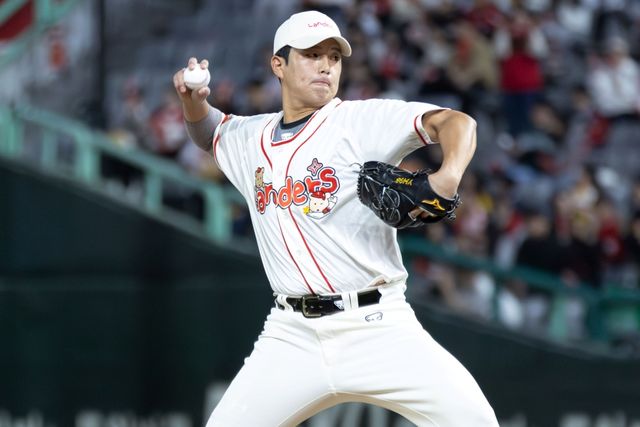 24일 오후 인천SSG랜더스필드에서 열린 SSG 랜더스 구단 행사 랜더스페셜 매치 - 섬곤전, 오태곤 팀 조형우가 공을 힘차게 던지고 있다. SSG 랜더스