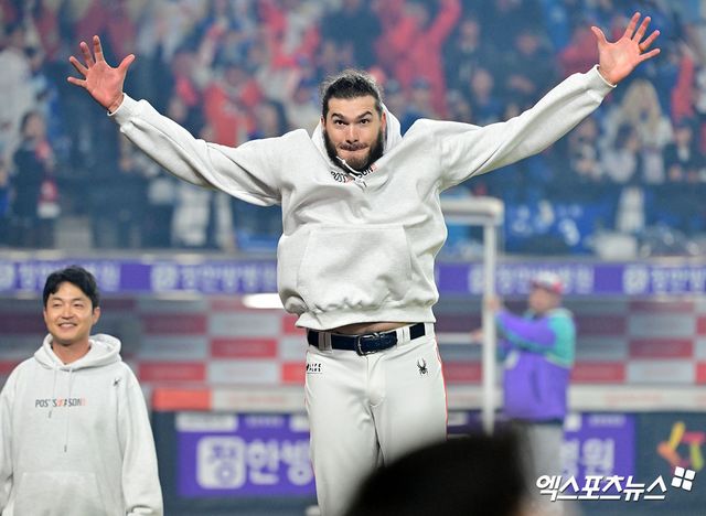 한화 이글스 외국인 투수 코디 폰세가 24일 대전 한화생명 볼파크에서 열린 2025 신한 SOL Bank KBO 포스트시즌 플레이오프(5전 3승제) 5차전에서 팀이 한국시리즈 진출을 확정한 뒤 환호하는 모습. 사진 김한준 기자