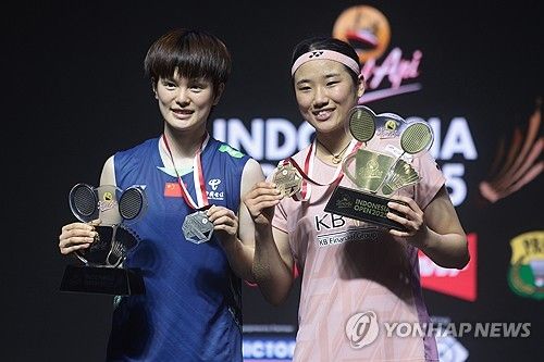 왕즈이(중국·세계 2위)는 25일(한국시간) 프랑스 렌 외곽도시 세송-세비네에서 열린 2025 세계배드민턴연맹(BWF) 월드 투어 프랑스 오픈(슈퍼 750) 여자단식 준결승에서 한웨(중국·세계 4위)를 게임스코어 2-0(21-14 )으로 이기고 결승에 올라갔다. 왕즈이는 결승에서 대한민국 배드민턴 간판 안세영(세계 1위)과 천위페이(중국·세계 5위) 간의 준결승전 승자와 맞붙는다. 만약 안세영이 결승에 올라간다면 왕즈이는 지난 덴마크 오픈(슈퍼 750) 결승에 이어 다시 한번 우승을 두고 안세영과 결승에서 맞대결을 펼친다. 연합뉴스