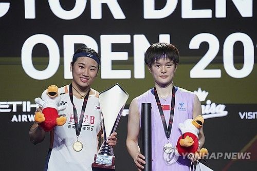 왕즈이(중국·세계 2위)는 25일(한국시간) 프랑스 렌 외곽도시 세송-세비네에서 열린 2025 세계배드민턴연맹(BWF) 월드 투어 프랑스 오픈(슈퍼 750) 여자단식 준결승에서 한웨(중국·세계 4위)를 게임스코어 2-0(21-14 )으로 이기고 결승에 올라갔다. 왕즈이는 결승에서 대한민국 배드민턴 간판 안세영(세계 1위)과 천위페이(중국·세계 5위) 간의 준결승전 승자와 맞붙는다. 만약 안세영이 결승에 올라간다면 왕즈이는 지난 덴마크 오픈(슈퍼 750) 결승에 이어 다시 한번 우승을 두고 안세영과 결승에서 맞대결을 펼친다. 연합뉴스