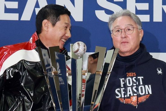 한국야구위원회(KBO)는 25일 서울 잠실야구장에서 2025 신한 SOL Bank KBO리그 한국시리즈 미디어데이를 개최했다. 질의응답 종료 후 포토타임에서 각 팀 사령탑과 선수들은 이번 한국시리즈가 몇 차전까지 갈 것 같은지 손가락으로 표시했다. LG 트윈스 염경엽 감독과 함께 주장 박해민, 투수 임찬규는 나란히 손가락 여섯 개를 펼쳐 보였다. 김경문 한화 감독은 7차전, 주장 채은성과 신인 투수 정우주는 각각 5차전에 한국시리즈가 끝날 것으로 예상했다. 연합뉴스