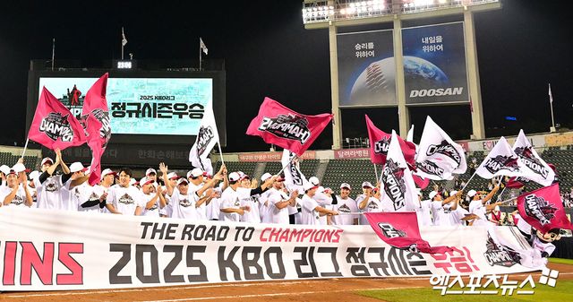 한국야구위원회(KBO)는 25일 서울 잠실야구장에서 2025 신한 SOL Bank KBO리그 한국시리즈 미디어데이를 개최했다. 질의응답 종료 후 포토타임에서 각 팀 사령탑과 선수들은 이번 한국시리즈가 몇 차전까지 갈 것 같은지 손가락으로 표시했다. LG 트윈스 염경엽 감독과 함께 주장 박해민, 투수 임찬규는 나란히 손가락 여섯 개를 펼쳐 보였다. 김경문 한화 감독은 7차전, 주장 채은성과 신인 투수 정우주는 각각 5차전에 한국시리즈가 끝날 것으로 예상했다. 엑스포츠뉴스 DB