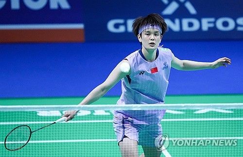 왕즈이(중국·세계 2위)는 25일(한국시간) 프랑스 렌 외곽도시 세송-세비네에서 열린 2025 세계배드민턴연맹(BWF) 월드 투어 프랑스 오픈(슈퍼 750) 여자단식 준결승에서 한웨(중국·세계 4위)를 게임스코어 2-0(21-14 )으로 이기고 결승에 올라갔다. 왕즈이는 결승에서 대한민국 배드민턴 간판 안세영(세계 1위)과 천위페이(중국·세계 5위) 간의 준결승전 승자와 맞붙는다. 만약 안세영이 결승에 올라간다면 왕즈이는 지난 덴마크 오픈(슈퍼 750) 결승에 이어 다시 한번 우승을 두고 안세영과 결승에서 맞대결을 펼친다. 연합뉴스