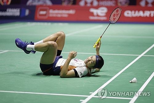 안세영(삼성생명·세계 1위)은 25일(한국시간) 프랑스 렌 외곽도시 세송-세비네에서 열린 2025 세계배드민턴연맹(BWF) 월드 투어 프랑스 오픈(슈퍼 750) 여자단식 준결승에서 천위페이(중국·세계 5위)를 게임스코어 2-1(23-21 18-21 21-16)로 이기고 결승에 올라갔다. 이날 안세영은 무려 1시간 27분 동안 랠리를 펼쳤다. 안세영은 경기 중 지친 기색을 드러냈지만 마지막까지 포기하지 않으면서 결승 진출에 성공했다. 안세영은 이제 왕즈이(중국·세계 2위)와 우승을 두고 맞대결을 펼친다. 연합뉴스