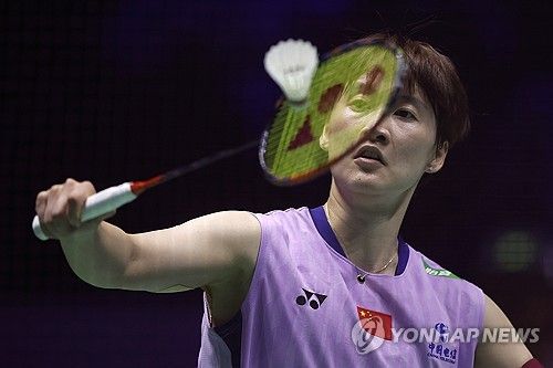 안세영(삼성생명·세계 1위)은 25일(한국시간) 프랑스 렌 외곽도시 세송-세비네에서 열린 2025 세계배드민턴연맹(BWF) 월드 투어 프랑스 오픈(슈퍼 750) 여자단식 준결승에서 천위페이(중국·세계 5위)를 게임스코어 2-1(23-21 18-21 21-16)로 이기고 결승에 올라갔다. 이날 안세영은 무려 1시간 27분 동안 랠리를 펼쳤다. 안세영은 경기 중 지친 기색을 드러냈지만 마지막까지 포기하지 않으면서 결승 진출에 성공했다. 안세영은 이제 왕즈이(중국·세계 2위)와 우승을 두고 맞대결을 펼친다. 연합뉴스