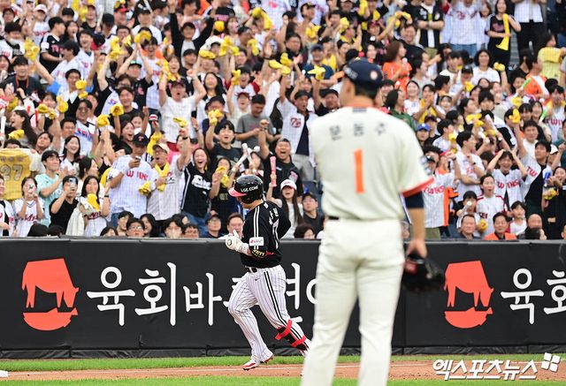 LG 트윈스와 한화 이글스는 오는 26일 서울 잠실야구장에서 2025 신한 SOL Bank KBO 한국시리즈 1차전을 치른다. 25일 미디어데이에서 LG는 외국인 투수 앤더스 톨허스트를, 한화는 문동주를 1차전 선발투수로 예고했다. 문동주는 정규시즌 마지막 등판이었던 9월 27일 대전 LG전에서 ⅔이닝 8피안타(1피홈런) 1탈삼진 6실점으로 난타당하며 패전투수가 됐다. 시즌 상대 평균자책점도 7.04에 달한다. LG로서는 1, 2차전에서 폰세와 와이스를 만나지 않는 것 이상으로 긍정적인 상황이 만들어졌다. 엑스포츠뉴스 DB