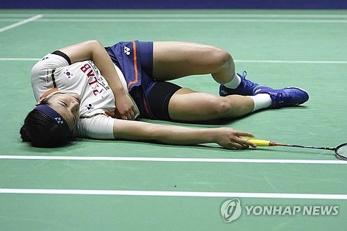 안세영(삼성생명·세계 1위)은 25일(한국시간) 프랑스 렌 외곽도시 세송-세비네에서 열린 2025 세계배드민턴연맹(BWF) 월드 투어 프랑스 오픈(슈퍼 750) 여자단식 준결승에서 천위페이(중국·세계 5위)를 게임스코어 2-1(23-21 18-21 21-16)로 이기고 결승에 올라갔다. 이날 안세영은 무려 1시간 27분 동안 랠리를 펼쳤다. 안세영은 경기 중 지친 기색을 드러냈지만 마지막까지 포기하지 않으면서 결승 진출에 성공했다. 안세영은 이제 왕즈이(중국·세계 2위)와 우승을 두고 맞대결을 펼친다. 연합뉴스