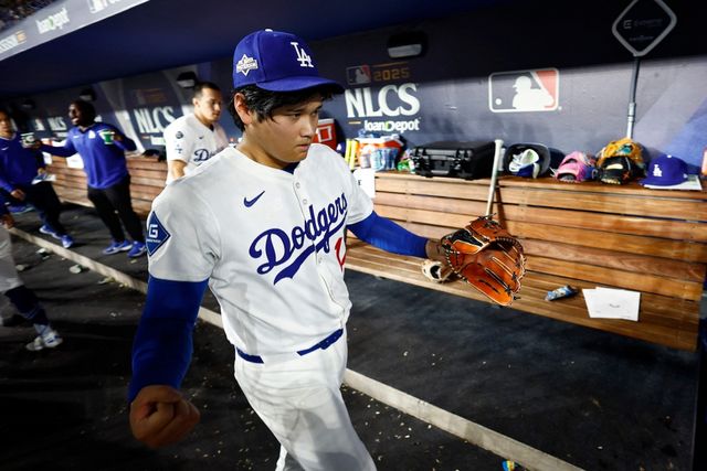 데이브 로버츠 LA 다저스 감독이 26일 캐나다 온타리오주 토론토의 로저스센터에서 열린 2025 미국 메이저리그(MLB) 토론토 블루제이스와의 월드시리즈(WS) 2차전을 앞두고 28~29일&nbsp;진행되는 WS 3~4차전 선발투수를 공개했다. 오타니 쇼헤이는 4차전 선발투수로 나선다. AFP 연합뉴스