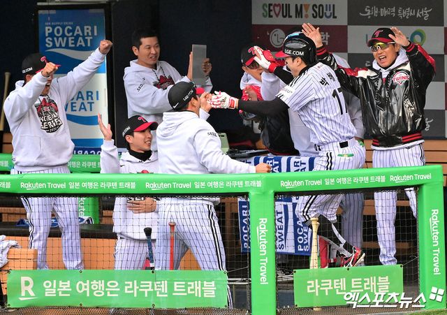 26일 오후 서울 송파구 잠실야구장에서 열린 '2025 신한 SOL Bank KBO 한국시리즈' 한화 이글스와 LG 트윈스의 1차전 경기, 5회말 LG 박해민이 솔로 홈런을 날린 후 염경엽 감독의 축하를 받고 있다. 잠실, 김한준 기자