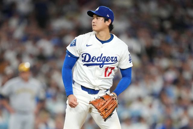 데이브 로버츠 LA 다저스 감독이 26일 캐나다 온타리오주 토론토의 로저스센터에서 열린 2025 미국 메이저리그(MLB) 토론토 블루제이스와의 월드시리즈(WS) 2차전을 앞두고 28~29일&nbsp;진행되는 WS 3~4차전 선발투수를 공개했다. 오타니 쇼헤이는 4차전 선발투수로 나선다. Imagn Images 연합뉴스