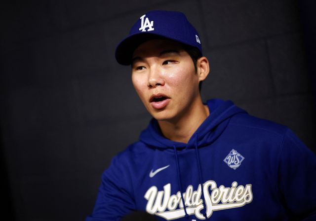 LA 다저스와 토론토 블루제이스가 26일(한국시간) 캐나다 온타리오주 토론토의 로저스센터에서 2025 미국 메이저리그(MLB) 월드시리즈(WS) 2차전을 치른다. 다저스 김혜성은 1차전에 이어 이날 경기에서도 선발 제외됐다. AFP 연합뉴스