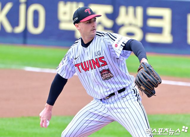 26일 오후 서울 송파구 잠실야구장에서 열린 '2025 신한 SOL Bank KBO 한국시리즈' 한화 이글스와 LG 트윈스의 1차전 경기, 1회초 LG 선발투수 톨허스트가 공을 힘차게 던지고 있다. 잠실, 김한준 기자