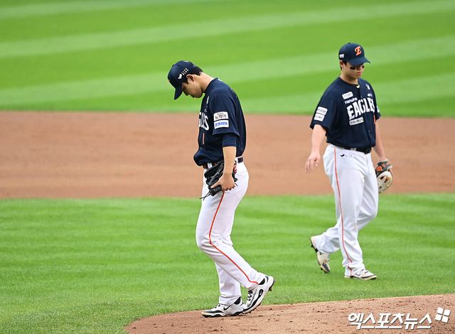 한화 이글스 문동주는 26일 서울 잠실구장에서 열린 2025 신한 SOL Bank KBO리그 LG 트윈스와의 한국시리즈 1차전에서 데뷔 첫 포스트시즌 선발 등판에 나서 4⅓이닝 4피안타(1피홈런) 4사사구 3탈삼진 4실점(3자책점)으로 5회를 버티지 못하고 교체됐다. 5회말 1사 1루 한화 선발투수 문동주가 교체되어 마운드를 내려가고 있다. 잠실, 박지영 기자