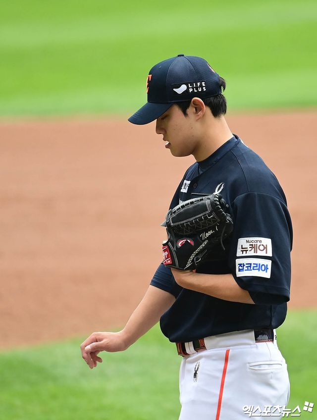 한화 이글스 문동주는 26일 서울 잠실구장에서 열린 2025 신한 SOL Bank KBO리그 LG 트윈스와의 한국시리즈 1차전에서 데뷔 첫 포스트시즌 선발 등판에 나서 4⅓이닝 4피안타(1피홈런) 4사사구 3탈삼진 4실점(3자책점)으로 5회를 버티지 못하고 교체됐다. 1회말 종료 후 한화 선발투수 문동주가 실점에 아쉬워하며 더그아웃으로 향하고 있다. 잠실, 박지영 기자