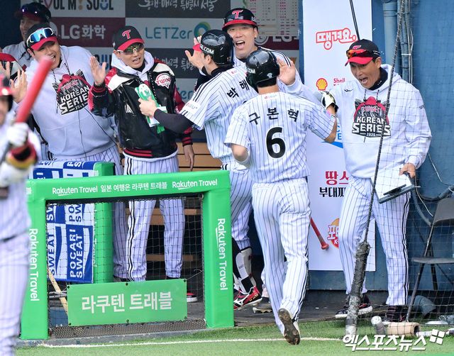 26일 오후 서울 송파구 잠실야구장에서 열린 '2025 신한 SOL Bank KBO 한국시리즈' 한화 이글스와 LG 트윈스의 1차전 경기, 6회말 2사 1,2루 LG 김현수가 적시타를 친 뒤 세리머니를 하고 있다. 잠실, 박지영 기자