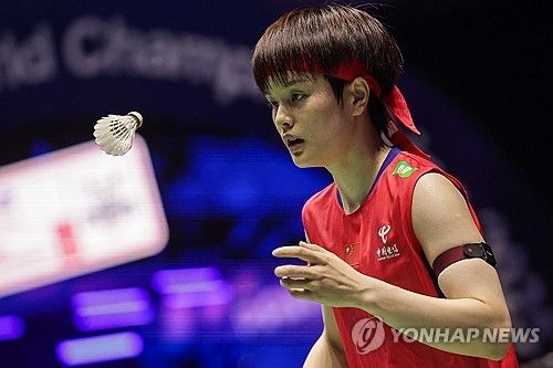 안세영(삼성생명·세계 1위)은 26일(한국시간) 프랑스 세송-세비녜에서 열린 2025 세계배드민턴연맹(BWF) 월드 투어 프랑스 오픈(슈퍼 750) 여자단식 결승전에서 왕즈이(중국·세계 2위)를 게임스코어 2-0(21-13 21-7)으로 꺾고 우승을 차지했다. 이날 안세영은 불과 42분 만에 결승전을 끝내면서 정상에 올랐다. 이날 승리로 안세영은 올해 9관왕을 달성했을 뿐만 아니라 프랑스 오픈 2연패를 달성했다. 더불어 올해 벌어들인 상금도 10억원을 돌파했다. 연합뉴스