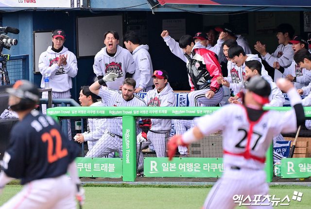 26일 오후 서울 송파구 잠실야구장에서 열린 '2025 신한 SOL Bank KBO 한국시리즈' 한화 이글스와 LG 트윈스의 1차전 경기, 1회초 2사 1,2루 한화 채은성이 루킹삼진을 당하자 LG 더그아웃 선수들이 기뻐하고 있다. 엑스포츠뉴스 잠실, 김한준 기자