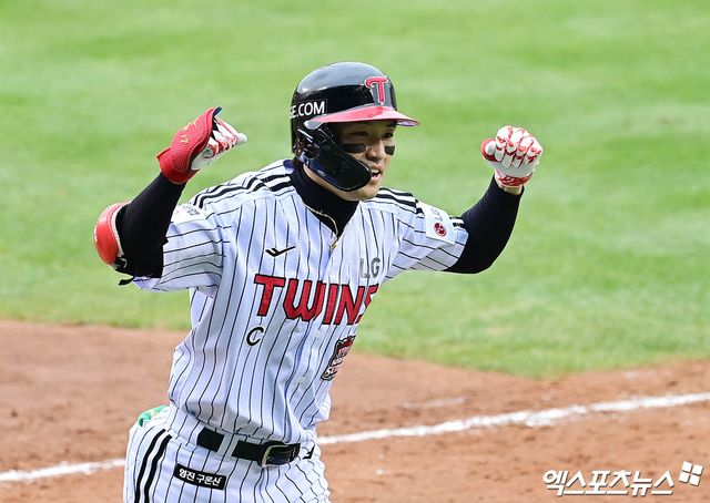 26일 오후 서울 송파구 잠실야구장에서 열린 '2025 신한 SOL Bank KBO 한국시리즈' 한화 이글스와 LG 트윈스의 1차전 경기, 5회말 LG 선두타자 박해민이 한화 선발투수 문동주 상대로 솔로 홈런을 때려낸 뒤 더그아웃으로 향하며 세리머니를 하고 있다. 잠실, 박지영 기자