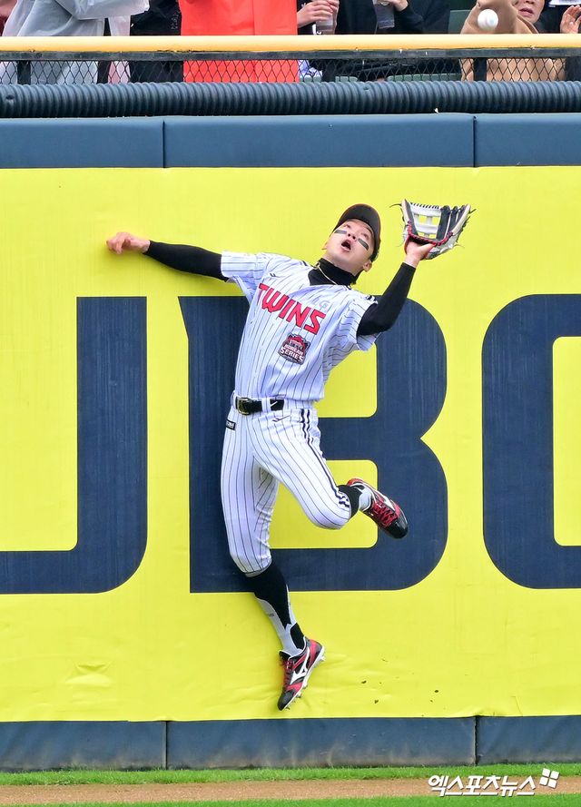 26일 오후 서울 송파구 잠실야구장에서 열린 '2025 신한 SOL Bank KBO 한국시리즈' 한화 이글스와 LG 트윈스의 1차전 경기, 1회초 1사 1루 LG 박해민이 한화 문현빈의 타구를 잡아내고 있다. 잠실, 김한준 기자