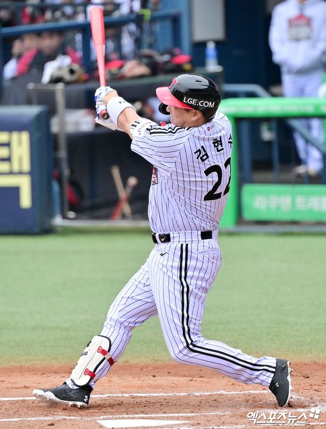 26일 오후 서울 송파구 잠실야구장에서 열린 '2025 신한 SOL Bank KBO 한국시리즈' 한화 이글스와 LG 트윈스의 1차전 경기, 1회말 1사 2,3루 LG 김현수가 3루 주자를 불러들이는 타격을 하고 있다. 잠실, 김한준 기자