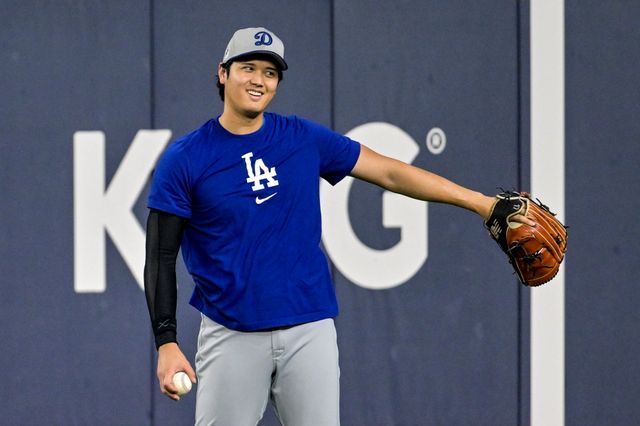 데이브 로버츠 LA 다저스 감독이 26일 캐나다 온타리오주 토론토의 로저스센터에서 열린 2025 미국 메이저리그(MLB) 토론토 블루제이스와의 월드시리즈(WS) 2차전을 앞두고 28~29일 진행되는 WS 3~4차전 선발투수를 공개했다. 오타니 쇼헤이는 4차전 선발투수로 나선다. EPA 연합뉴스