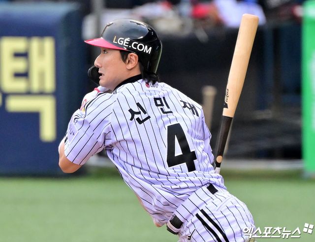 26일 오후 서울 송파구 잠실야구장에서 열린 '2025 신한 SOL Bank KBO 한국시리즈' 한화 이글스와 LG 트윈스의 1차전 경기, 6회말 1사 만루 LG 신민재가 2타점 적시타를 날리고 있다. 잠실, 김한준 기자