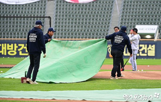 26일 오후 서울 송파구 잠실야구장에서 열리는 '2025 신한 SOL Bank KBO 한국시리즈' 한화 이글스와 LG 트윈스의 1차전 경기에 앞서 그라운드 정비 직원들이 마운드에 방수포를 덮고 있다. 잠실, 박지영 기자