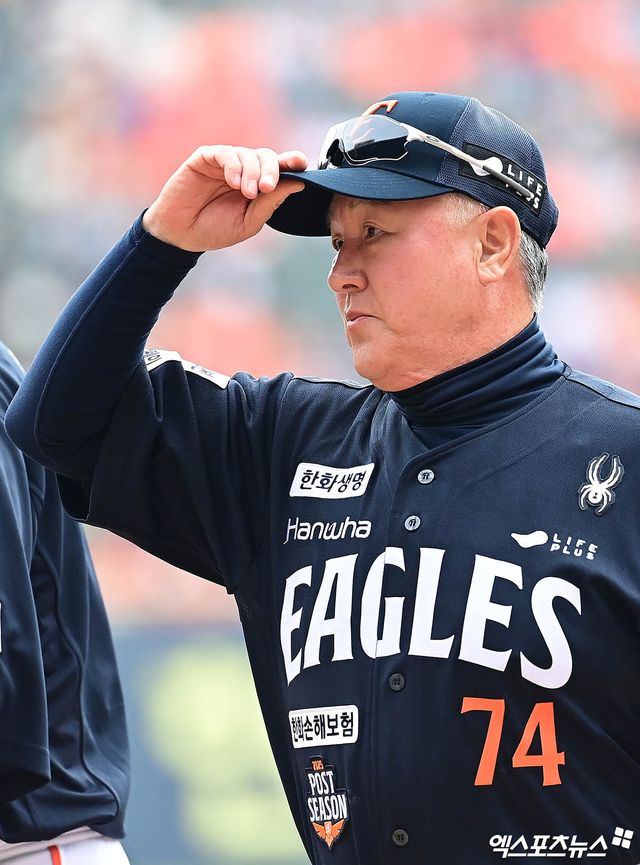 26일 오후 서울 송파구 잠실야구장에서 열린 '2025 신한 SOL Bank KBO 한국시리즈' 한화 이글스와 LG 트윈스의 1차전 경기에 앞서 한화 김경문 감독이 그라운드에 도열해있다. 잠실, 박지영 기자