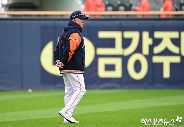26일 오후 서울 송파구 잠실야구장에서 열리는 '2025 신한 SOL Bank KBO 한국시리즈' 한화 이글스와 LG 트윈스의 1차전 경기에 앞서 한화 김경문 감독이 그라운드에서 선수단 훈련을 지켜보고 있다. 잠실, 박지영 기자