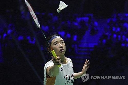 안세영(삼성생명·세계 1위)은 26일(한국시간) 프랑스 세송-세비녜에서 열린 2025 세계배드민턴연맹(BWF) 월드 투어 프랑스 오픈(슈퍼 750) 여자단식 결승전에서 왕즈이(중국·세계 2위)를 게임스코어 2-0(21-13 21-7)으로 꺾고 우승을 차지했다. 이날 안세영은 불과 42분 만에 결승전을 끝내면서 정상에 올랐다. 이날 승리로 안세영은 올해 9관왕을 달성했을 뿐만 아니라 프랑스 오픈 2연패를 달성했다. 더불어 올해 벌어들인 상금도 10억원을 돌파했다. 연합뉴스