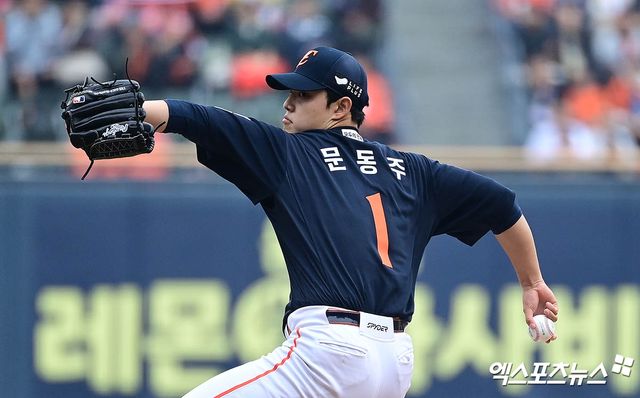 한화 이글스 문동주는 26일 서울 잠실구장에서 열린 2025 신한 SOL Bank KBO리그 LG 트윈스와의 한국시리즈 1차전에서 데뷔 첫 포스트시즌 선발 등판에 나서 4⅓이닝 4피안타(1피홈런) 4사사구 3탈삼진 4실점(3자책점)으로 5회를 버티지 못하고 교체됐다. 1회말 한화 선발투수 문동주가 역투하고 있다. 잠실, 박지영 기자